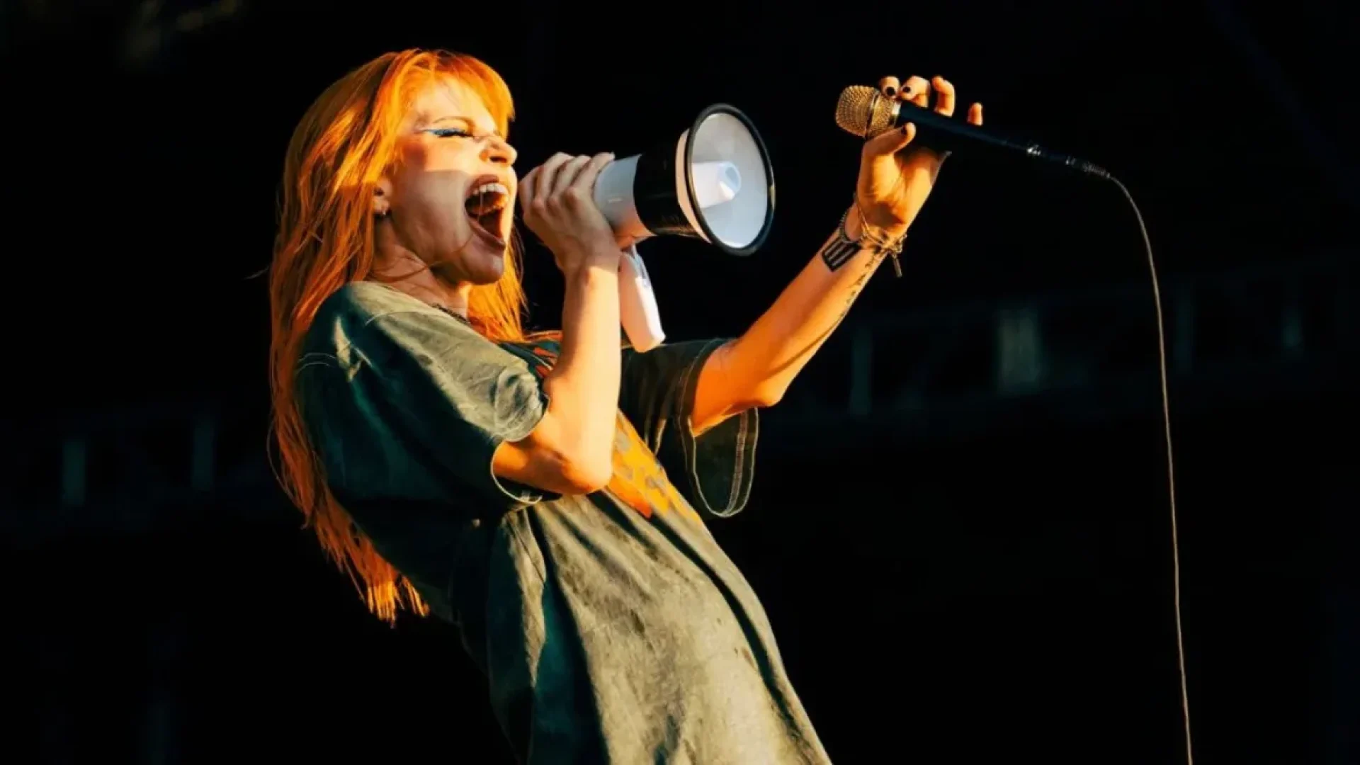 Hayley Williams diz por que se descolou do Paramore com disco sobre confissões