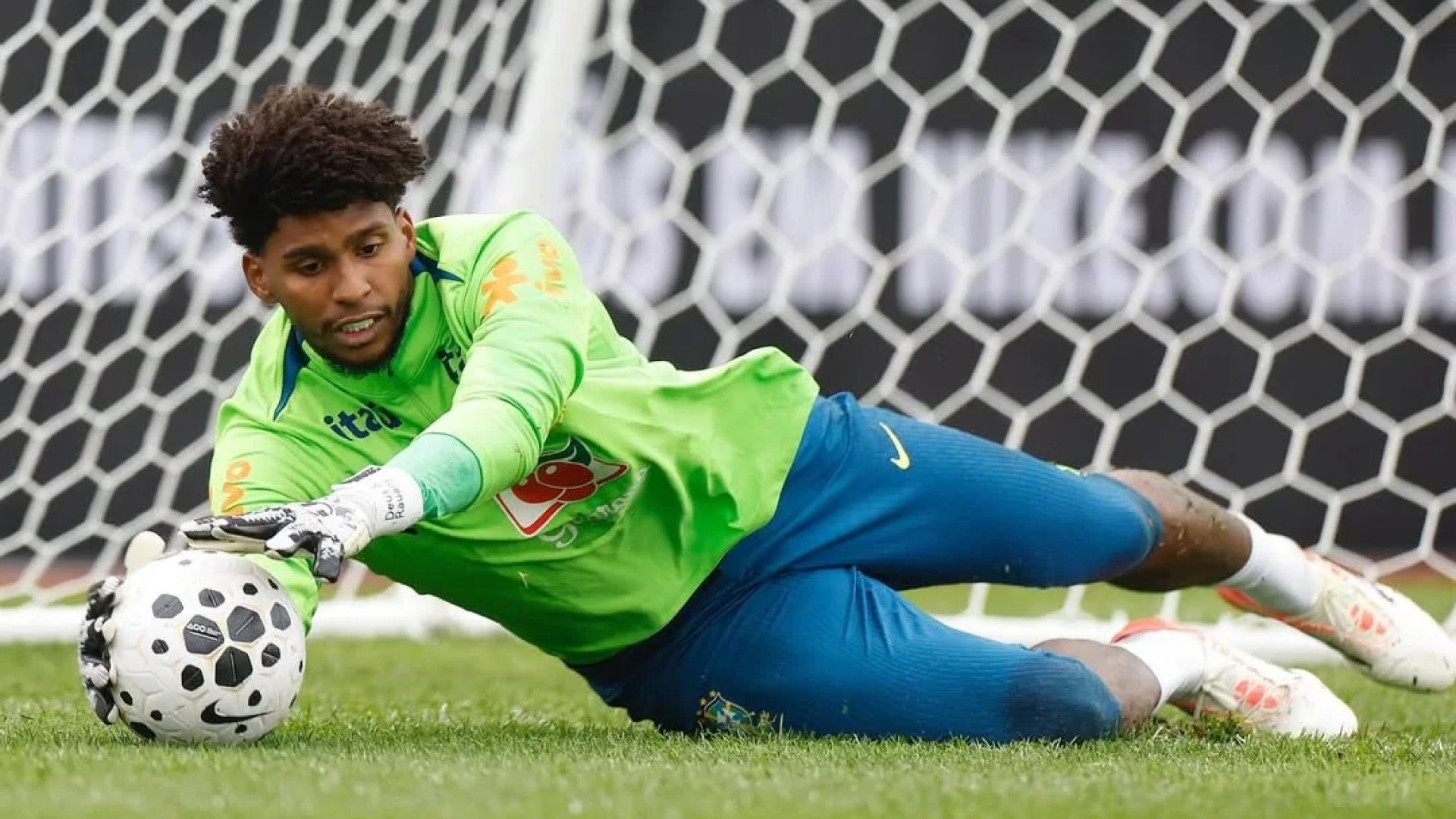 Hugo Souza, do Corinthians, é convocado por Ancelotti; Alisson é cortado da lista