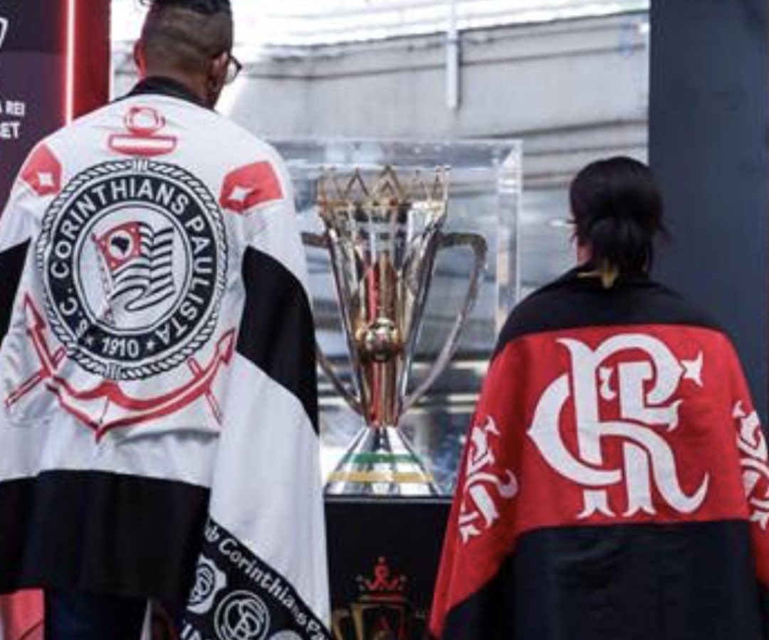 Taça da Supercopa Rei Superbet 2026 fica em exposição no Aeroporto de Brasília