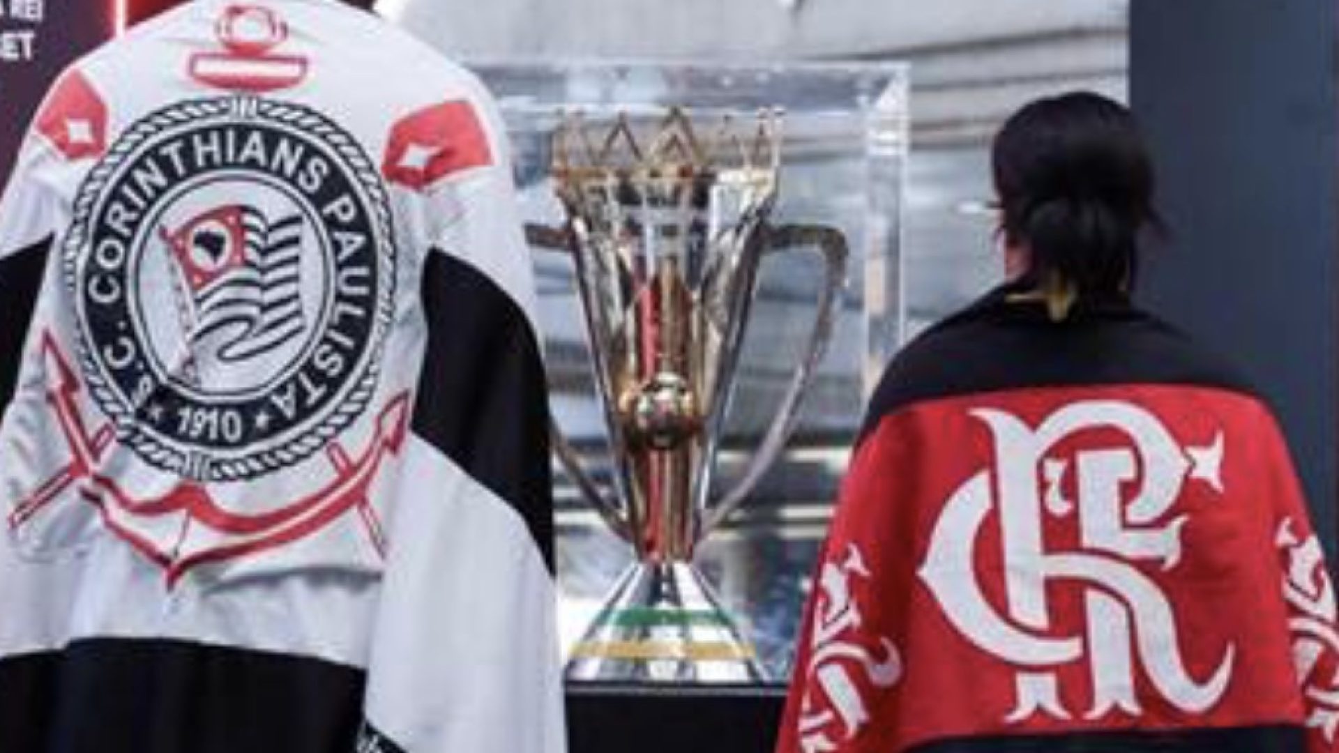 Taça da Supercopa Rei Superbet 2026 fica em exposição no Aeroporto de Brasília