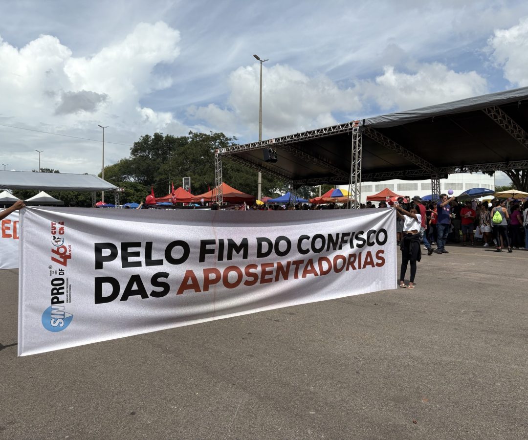 Professores pedem pela reestruturação da carreira em assembleia