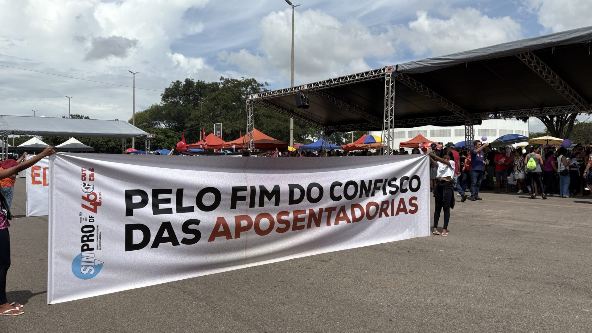 Professores pedem pela reestruturação da carreira em assembleia