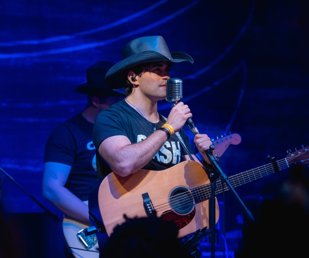 Cantor brasiliense Gigio Teixeira revisita clássico do country em novo lançamento do projeto Nashville Sessions