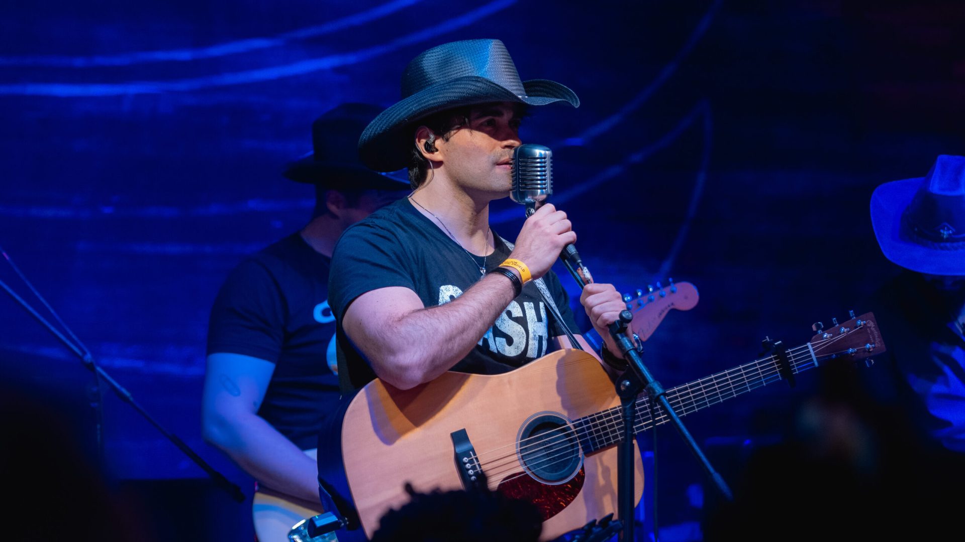 Cantor brasiliense Gigio Teixeira revisita clássico do country em novo lançamento do projeto Nashville Sessions