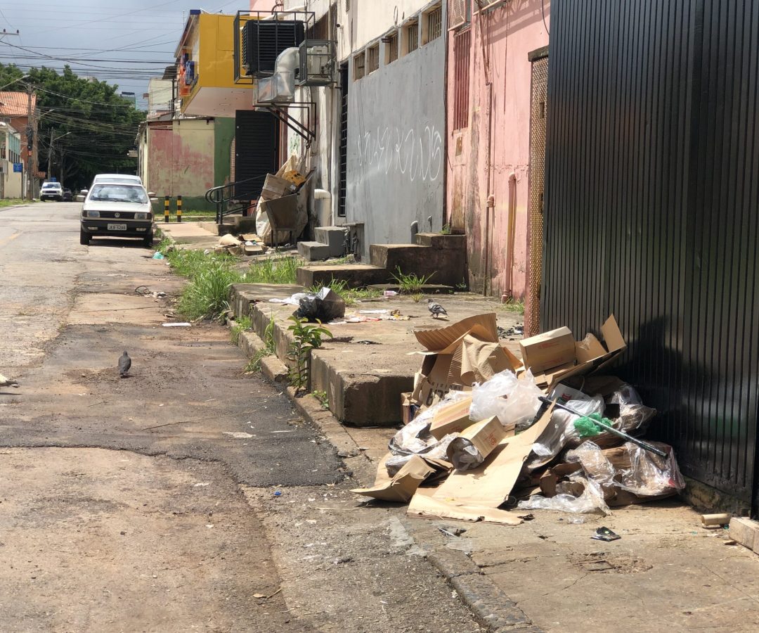 Moradores cobram sinalização e limpeza em rua no Setor Leste do Gama