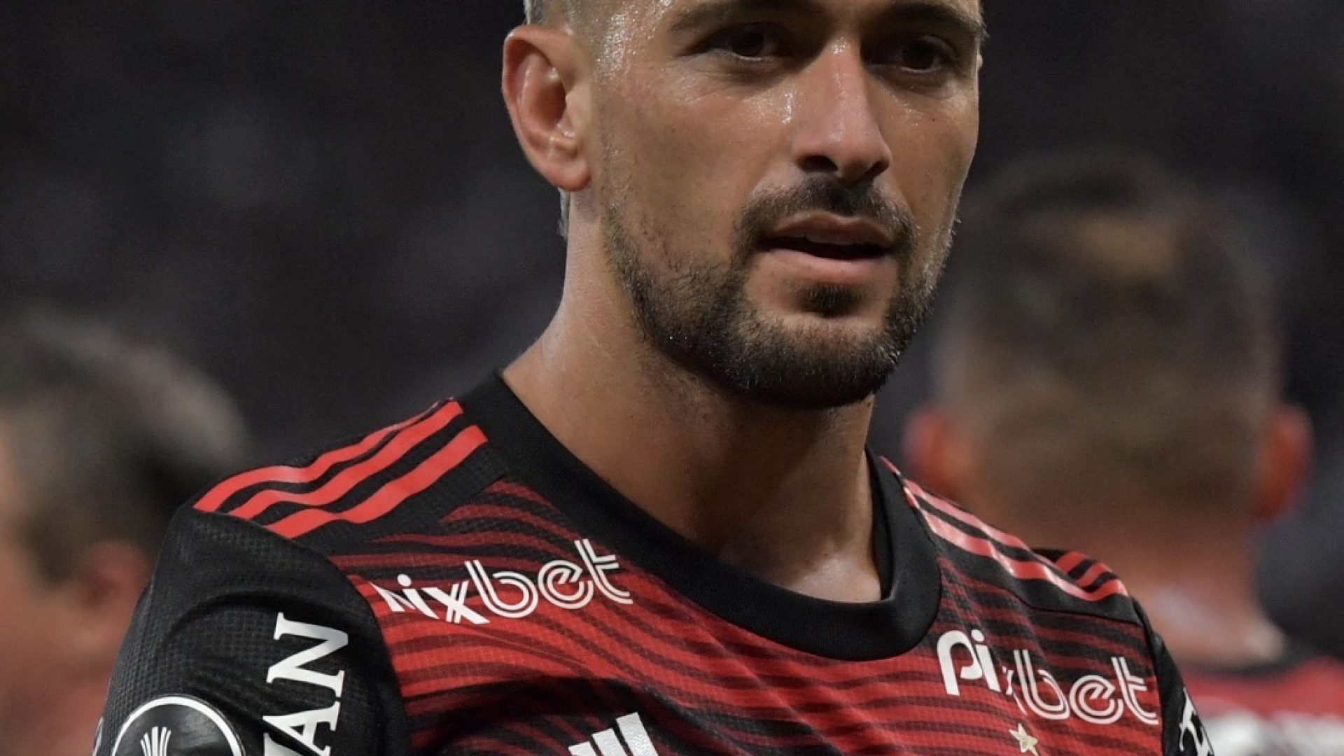 Brasileirão volta, líderes confirmam força e Arrascaeta expõe um contraste inevitável com Neymar