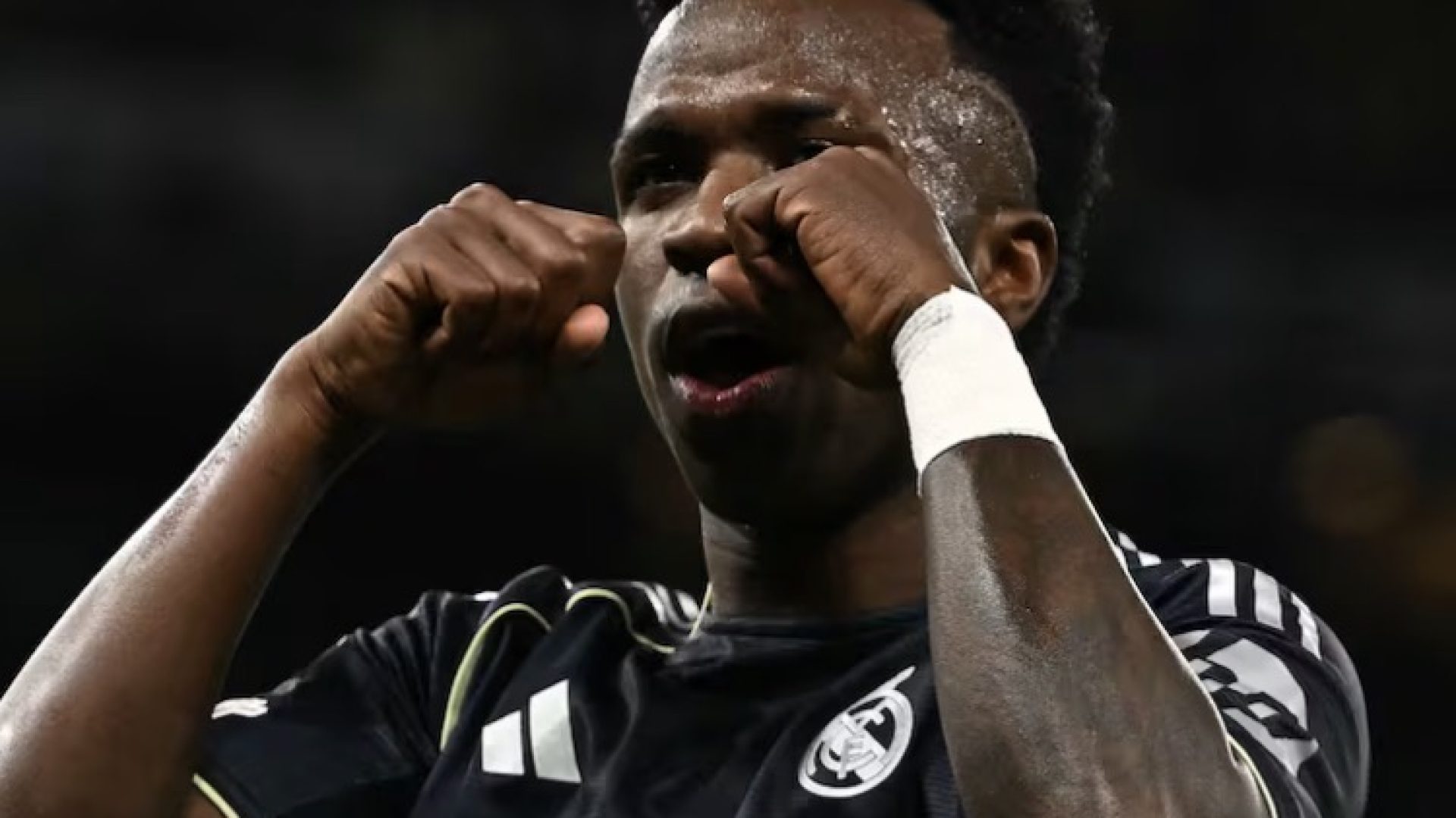 Vinicius se vinga da Bola de Ouro 2024 que Rodri lhe tomou e cala a torcida do City