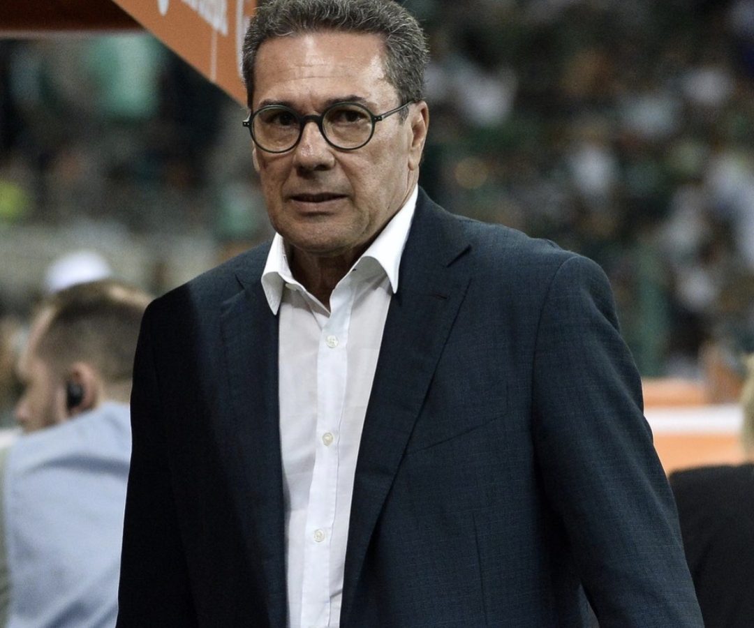 Luxemburgo estreia na política e expõe contraste com o futebol