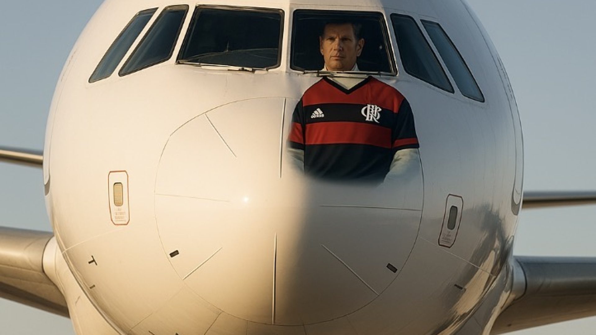 Um comandante rubro-negro no avião que levou o Mengo ao Peru: a fala que arrepiou a Nação