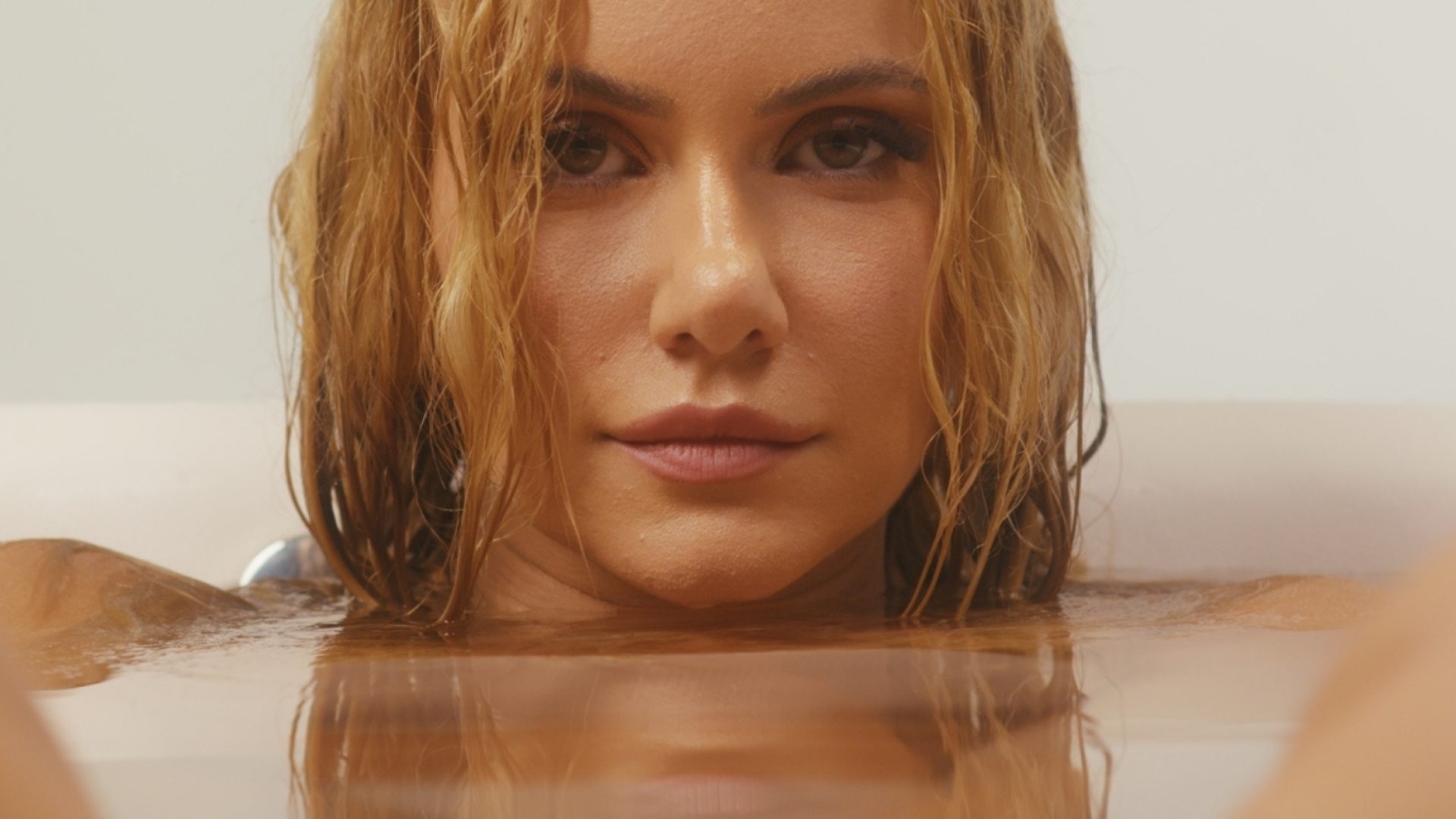Lais Bianchessi lança clipe de “Segura Minha Mão” e reforça identidade no pagode