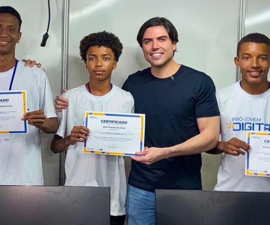 Jovens recebem certificados do programa Pró-Jovem Digital
