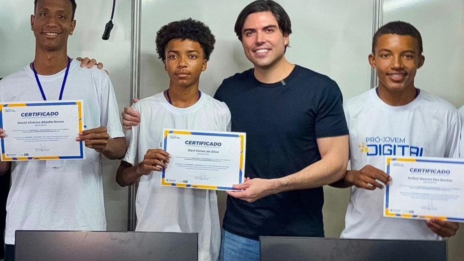 Jovens recebem certificados do programa Pró-Jovem Digital