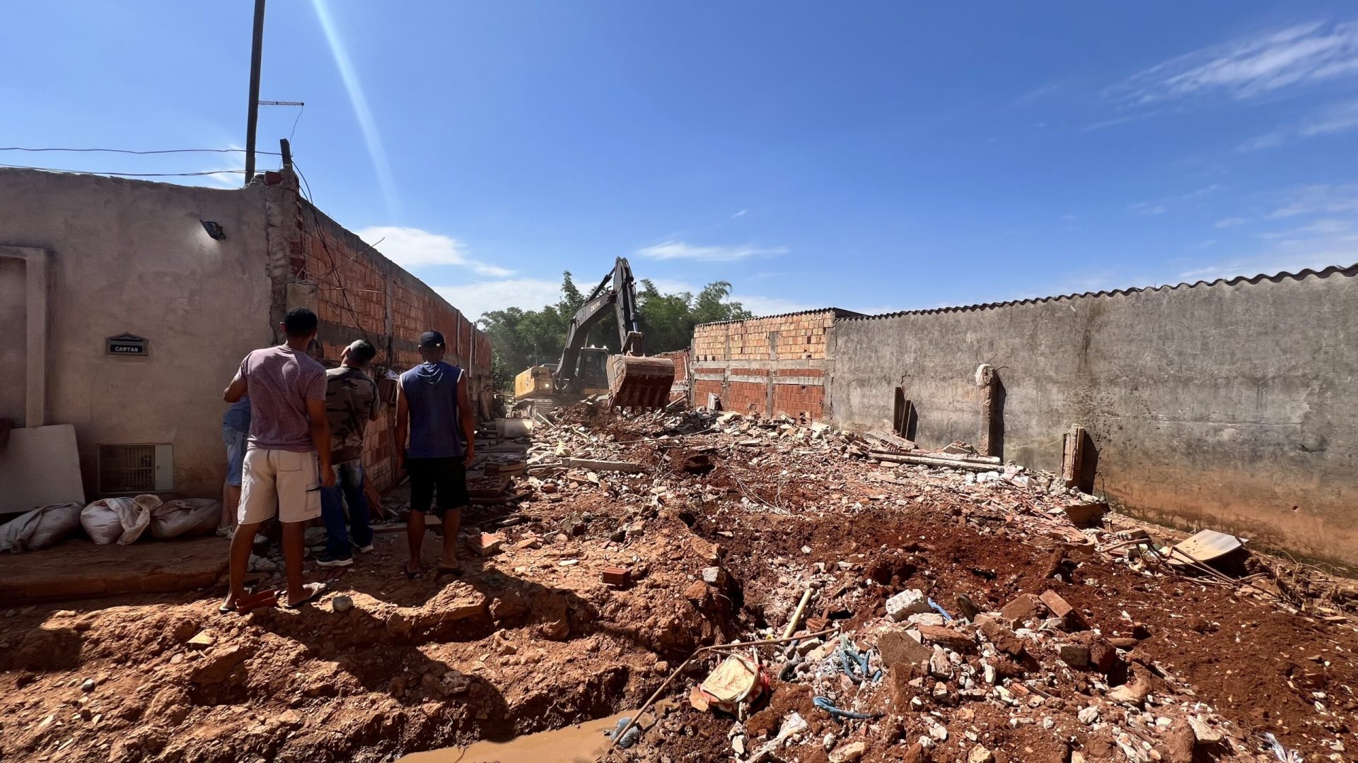 Obras de drenagem no Sol Nascente permitem realocação de família que vivia em área de risco