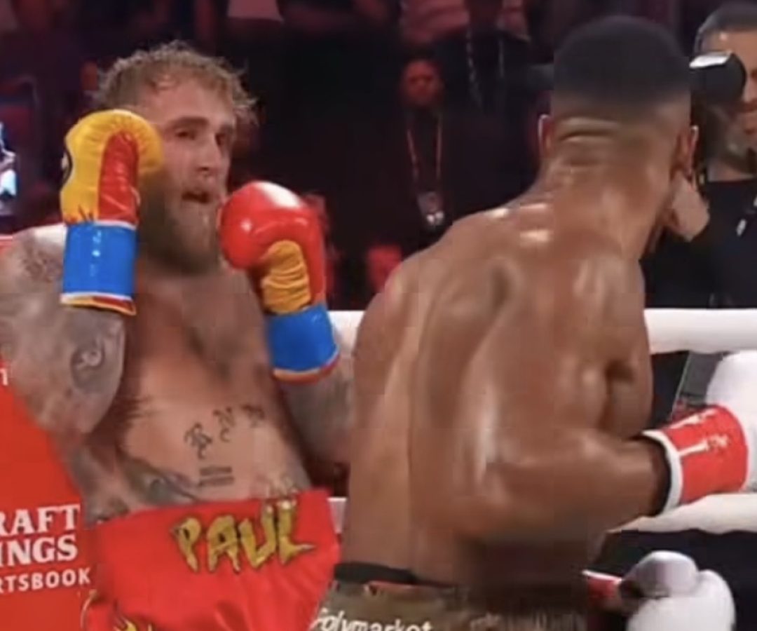 Youtuber Jake Paul apanha muito, é nocauteado e sai com maxilar quebrado; confira vídeo 