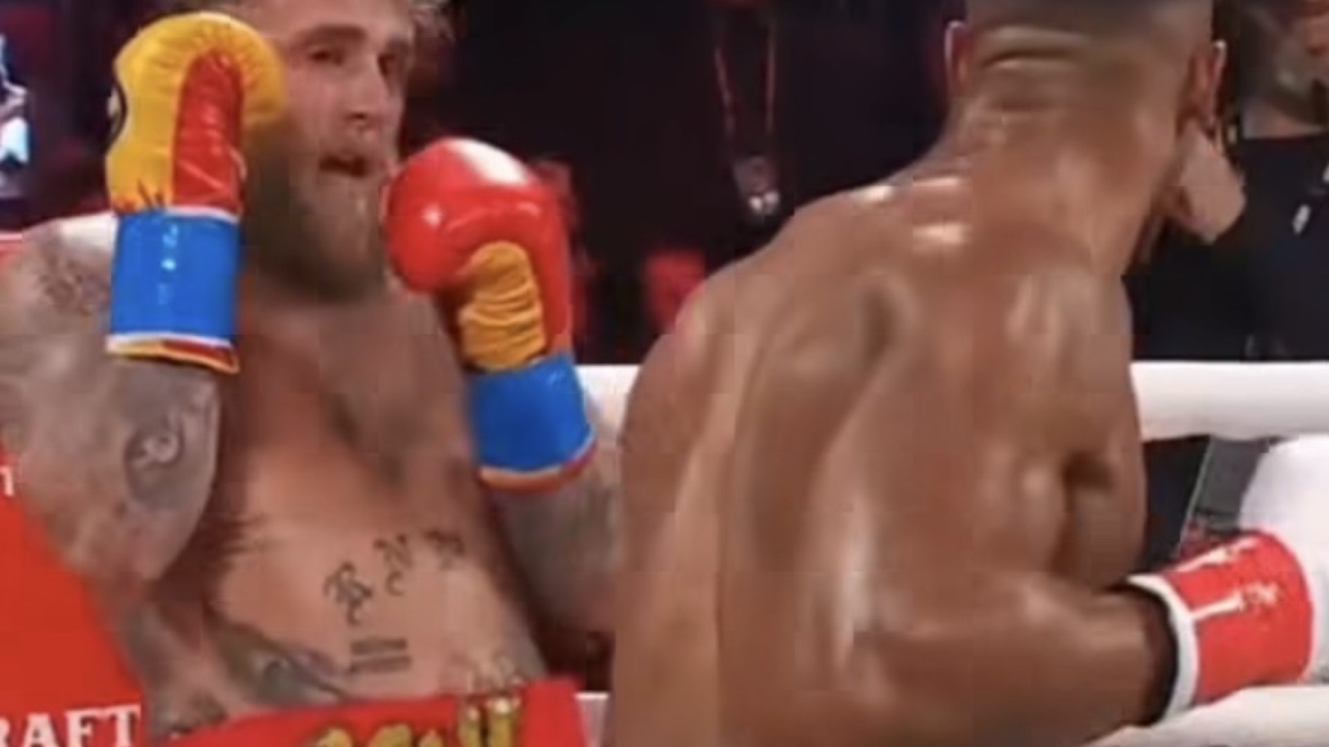 Youtuber Jake Paul apanha muito, é nocauteado e sai com maxilar quebrado; confira vídeo 