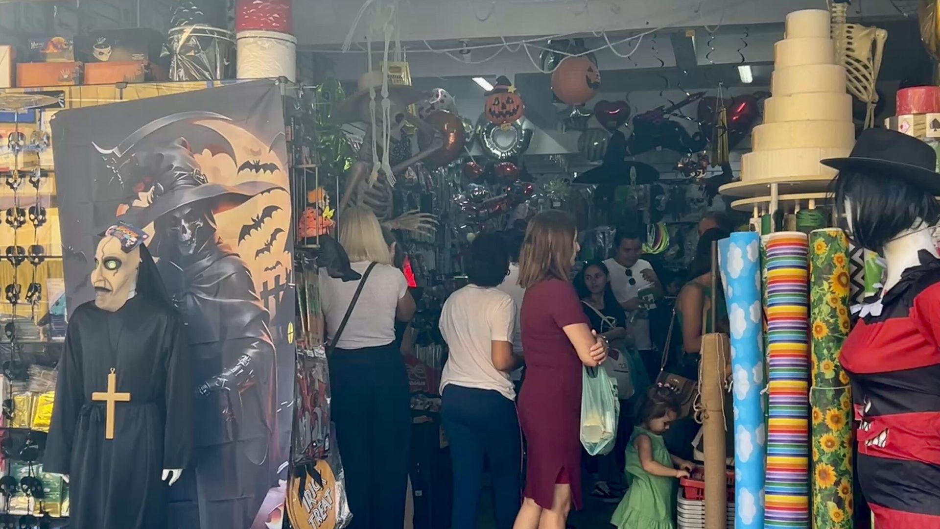 Halloween impulsiona o comércio e aquece vendas de fantasias no DF
