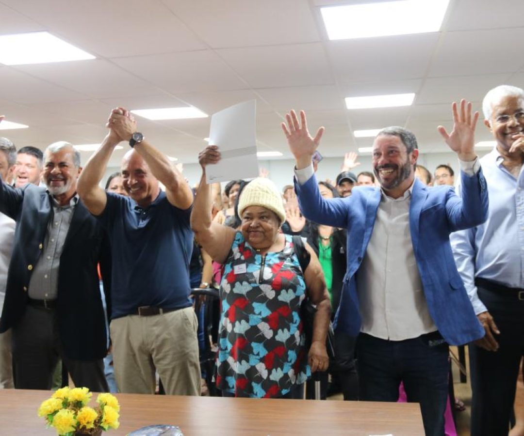 50 moradores recebem escrituras gratuitas no Residencial Tamanduá