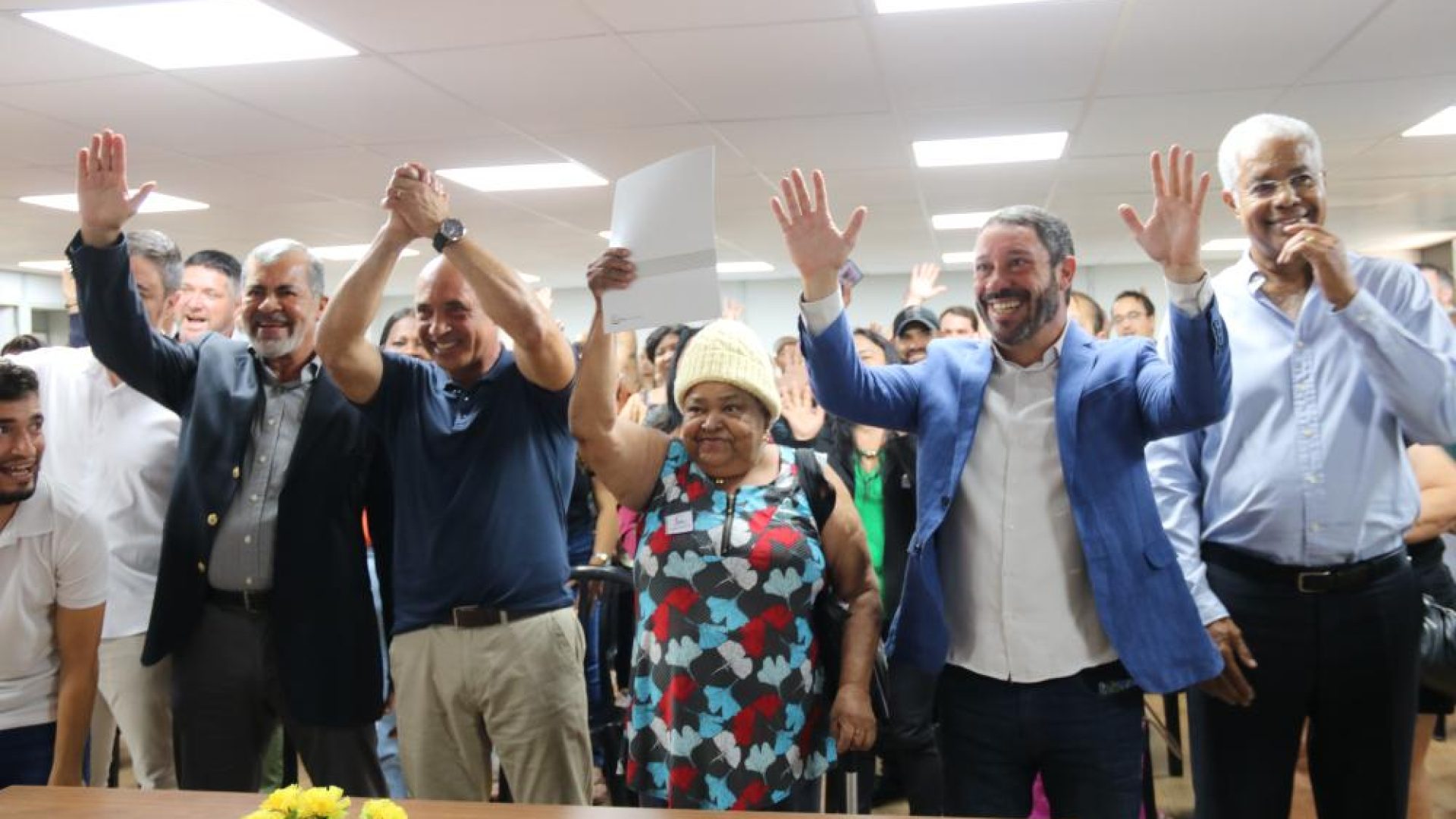 50 moradores recebem escrituras gratuitas no Residencial Tamanduá