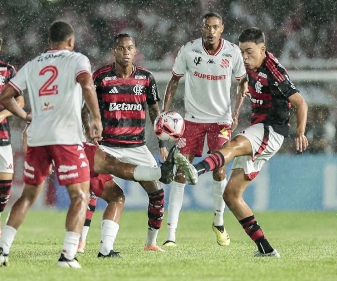 Nem com o pé direito nem com o esquerdo: o Flamengo está jogando o Cariocão de “havaianas”