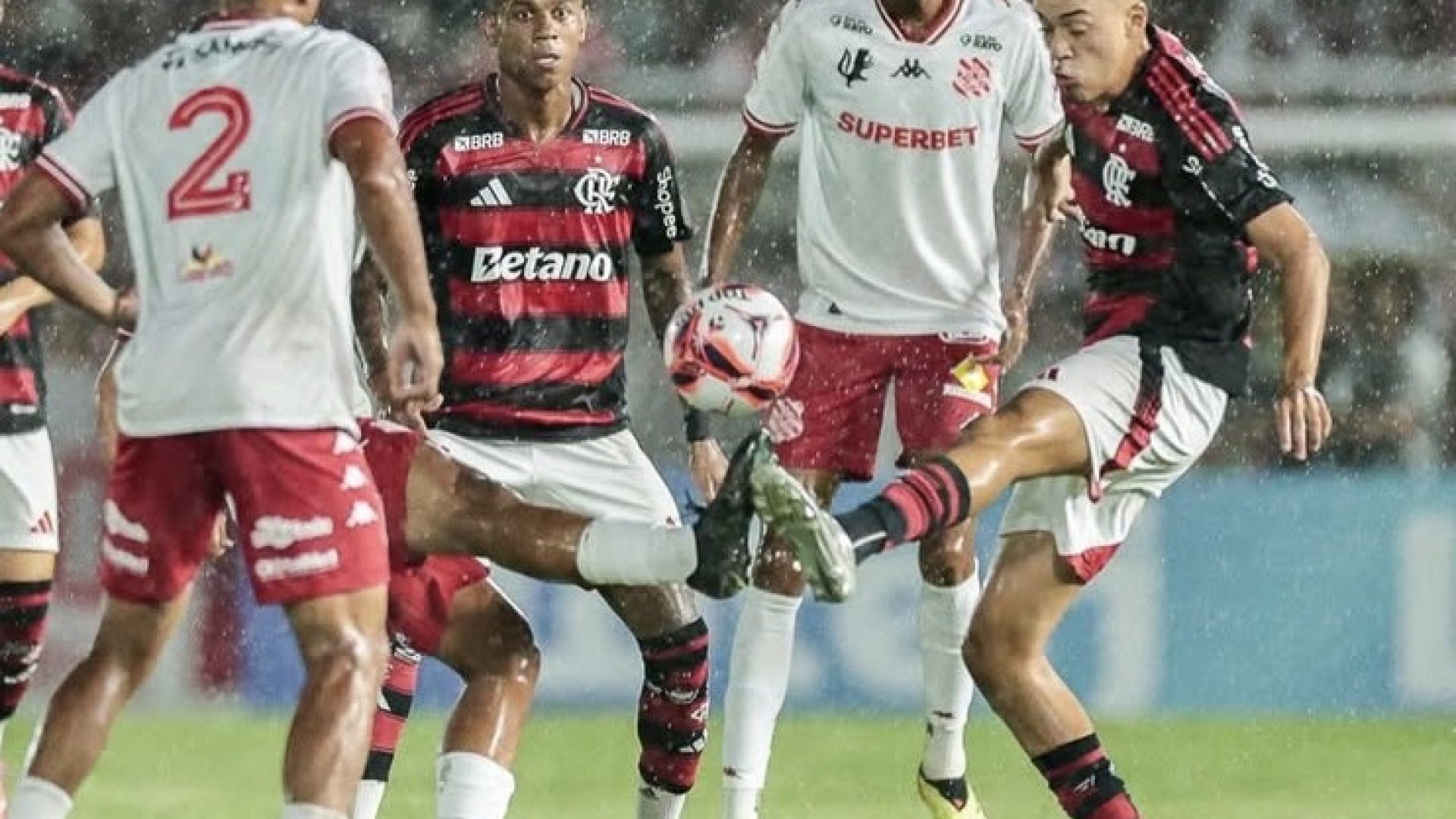 Nem com o pé direito nem com o esquerdo: o Flamengo está jogando o Cariocão de “havaianas”