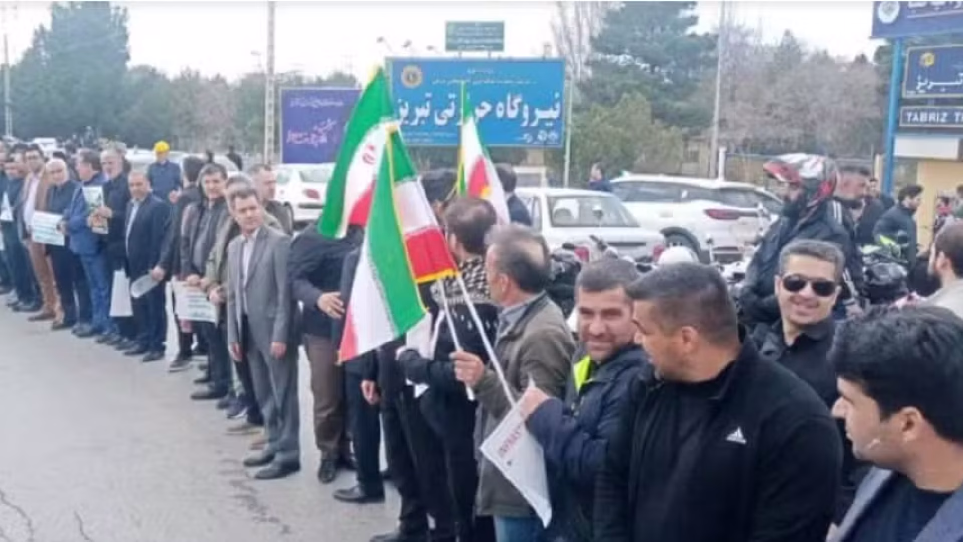 Iranianos-fazem-correntes-humanas.avif.avif