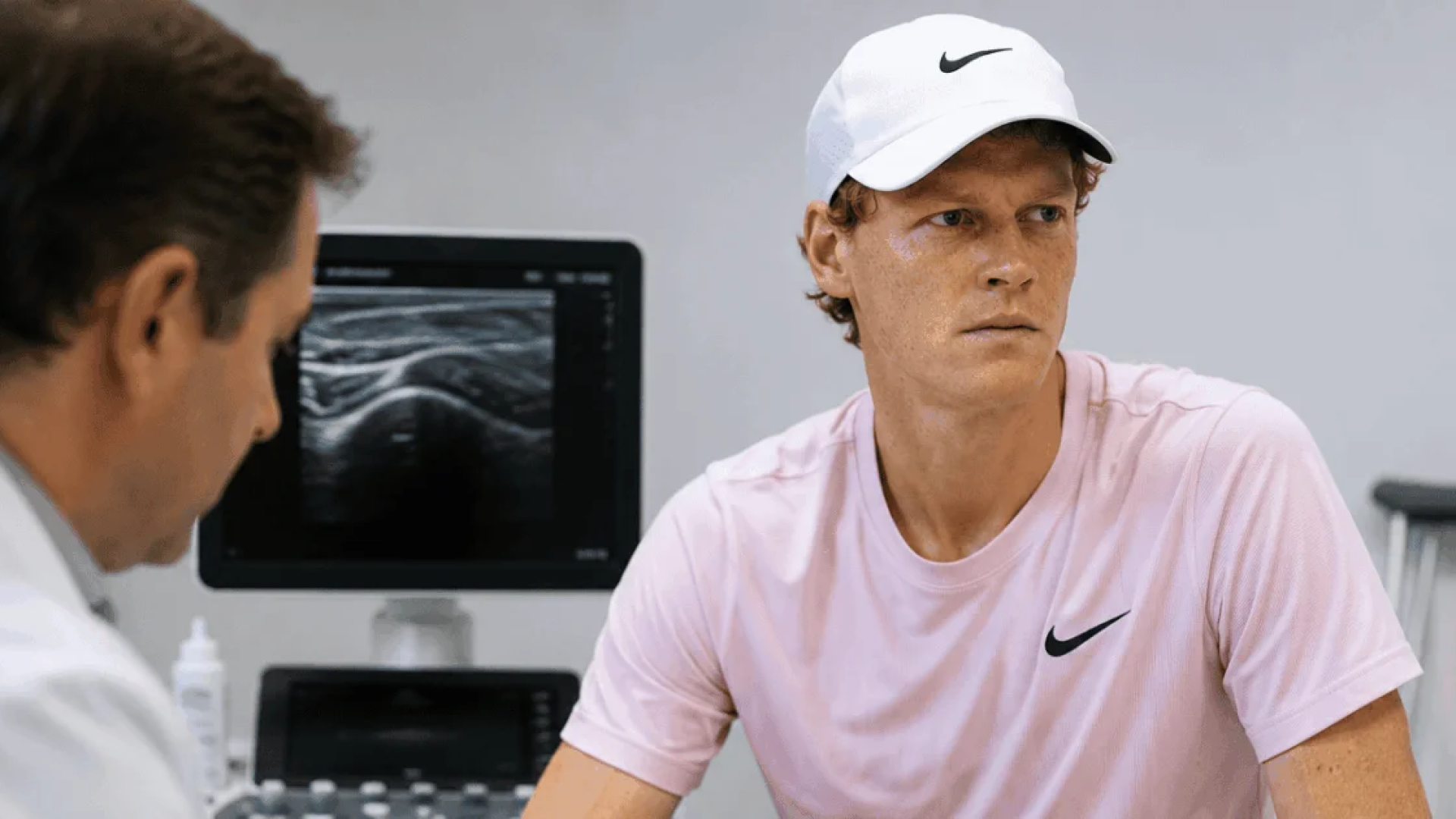 “Jannik Sinner faz exames no joelho e busca recuperação”