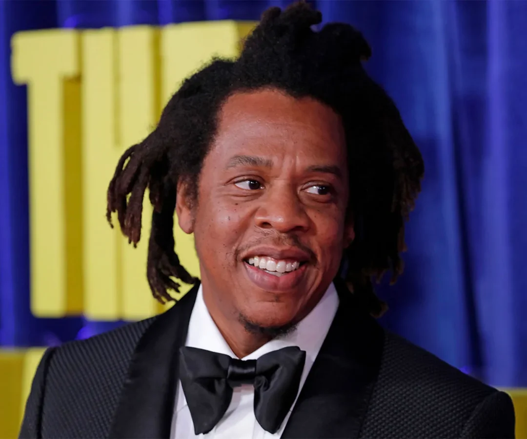 Jay-Z faz Rihanna subir ao palco em show, e artista brinca: ‘Estou meio enferrujada’
