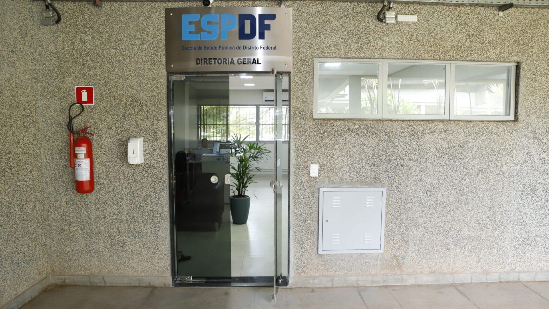 Escola de Saúde Pública do DF recebe apoio federal para ampliar cursos e residências
