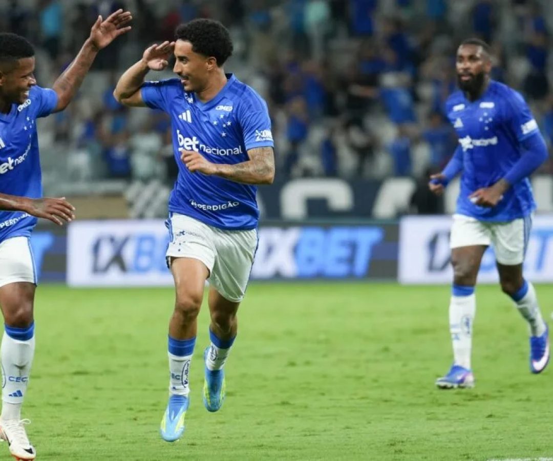 Cruzeiro vence Vitória e conquista 1ª vitória no Brasileirão