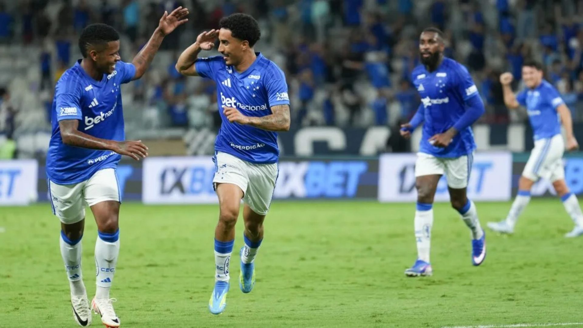 Cruzeiro vence Vitória e conquista 1ª vitória no Brasileirão