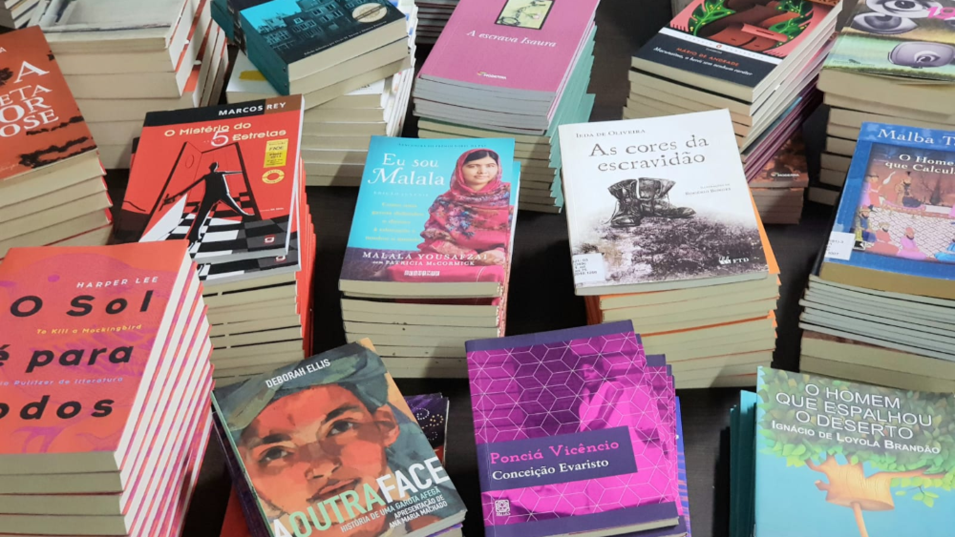 DF entrega 7.311 livros a prisões para remição pela leitura