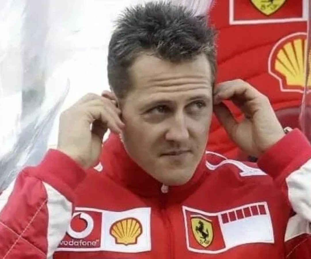 Schumacher não está mais acamado e pode sentar em cadeira de rodas, diz jornal