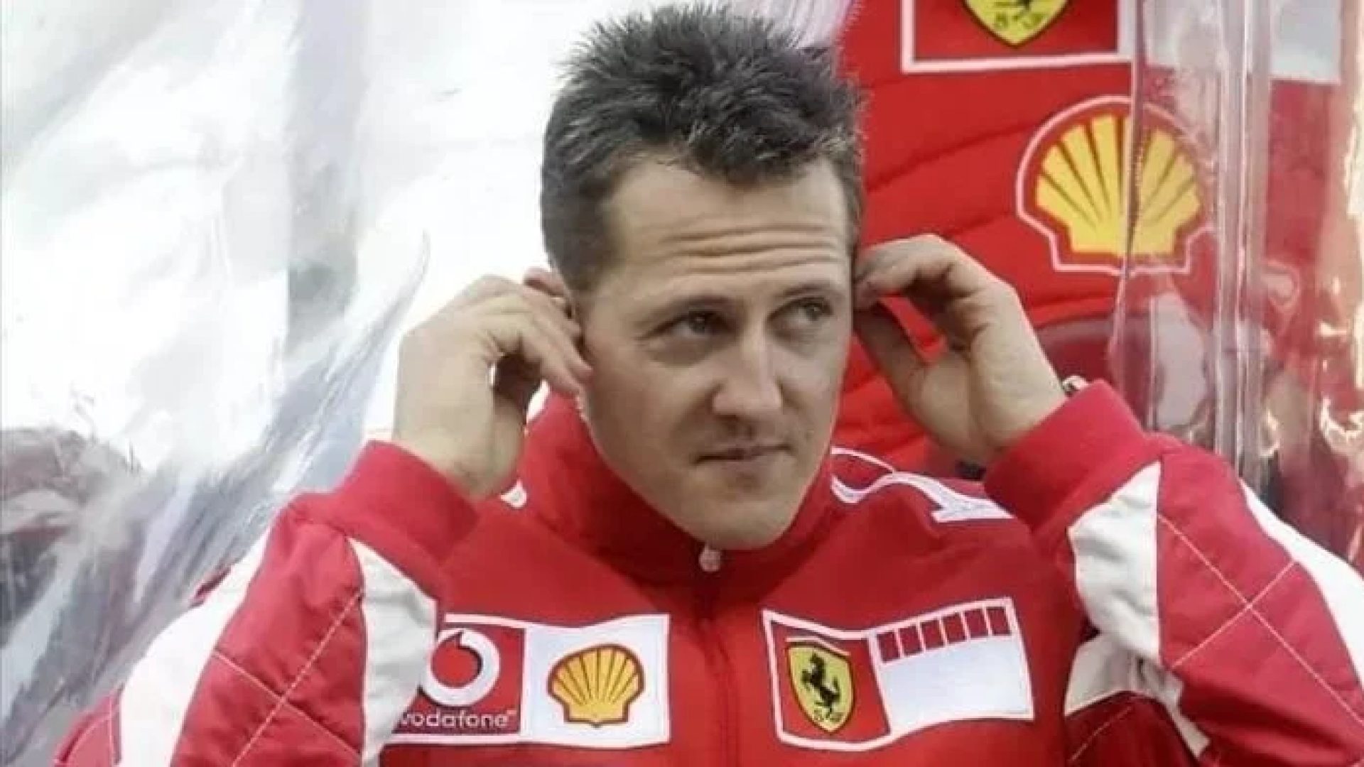 Schumacher não está mais acamado e pode sentar em cadeira de rodas, diz jornal