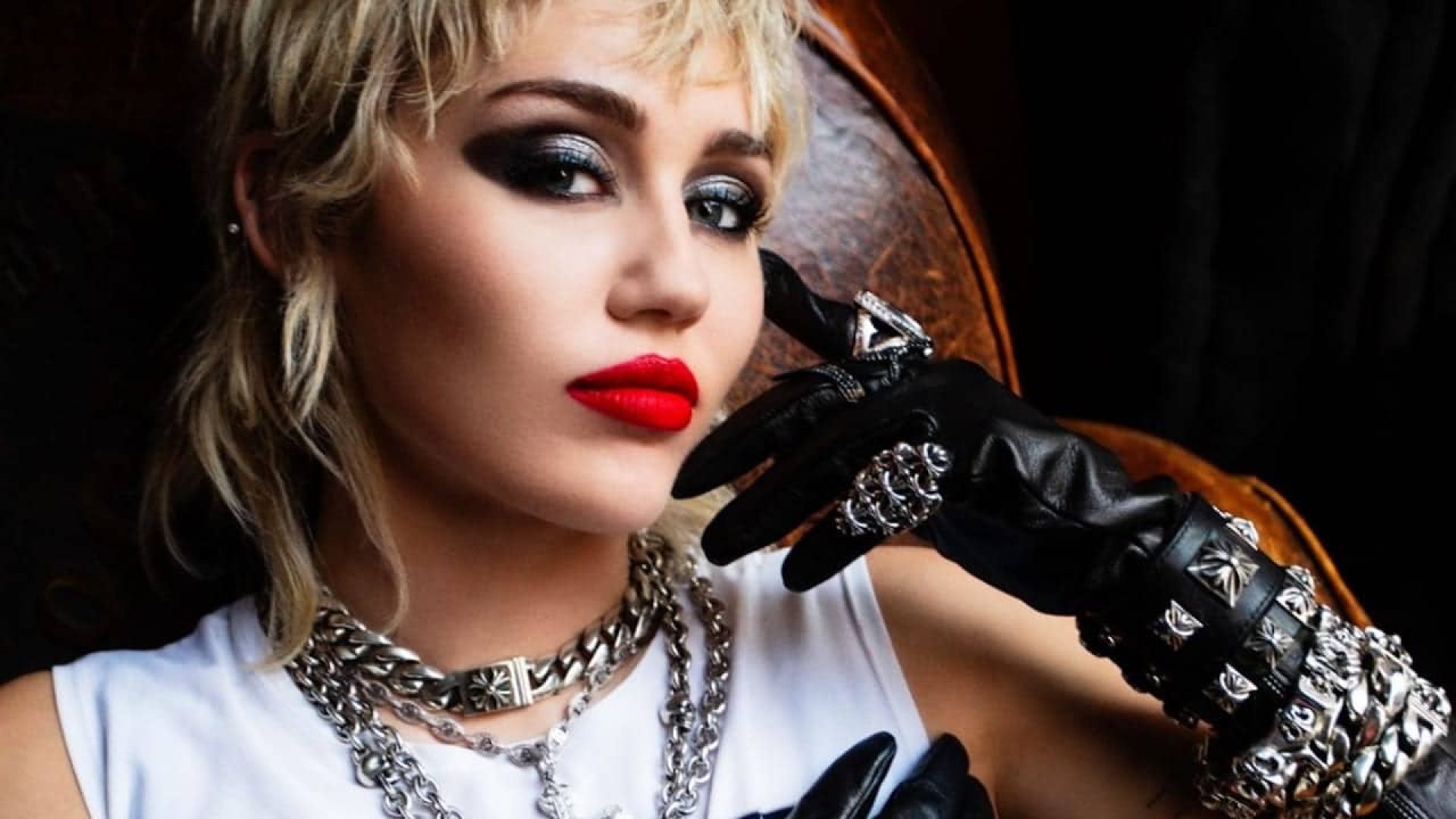 Miley Cyrus anuncia décimo álbum inspirado no amor romântico e no próprio