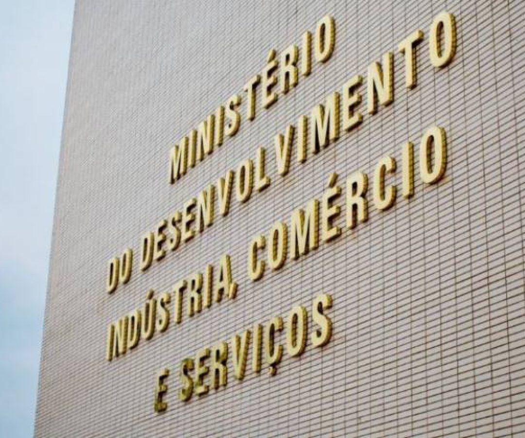 Programa Raízes Comex oferece 400 vagas gratuitas em cursos de comércio exterior para negros em 2026