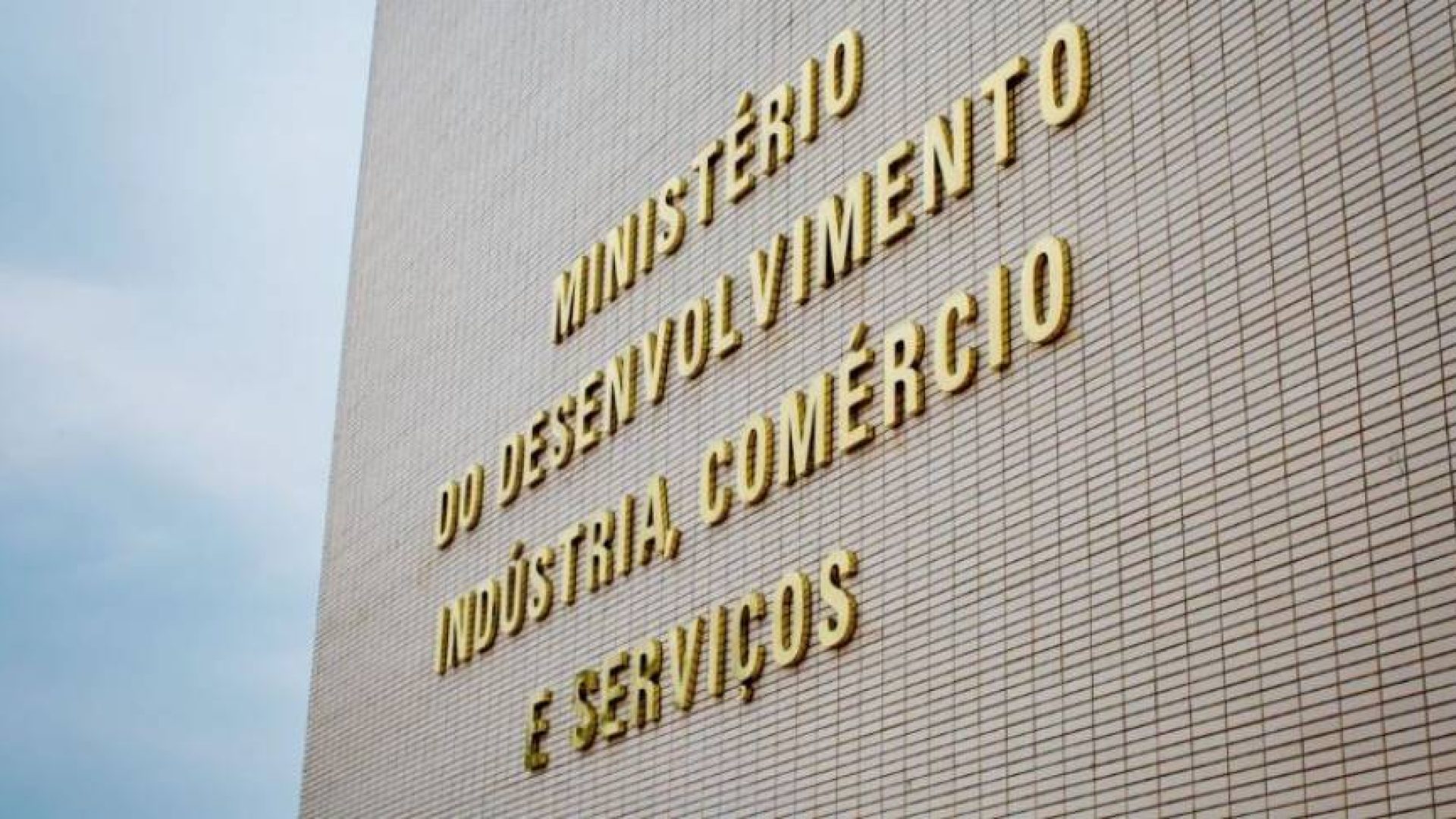 Programa Raízes Comex oferece 400 vagas gratuitas em cursos de comércio exterior para negros em 2026