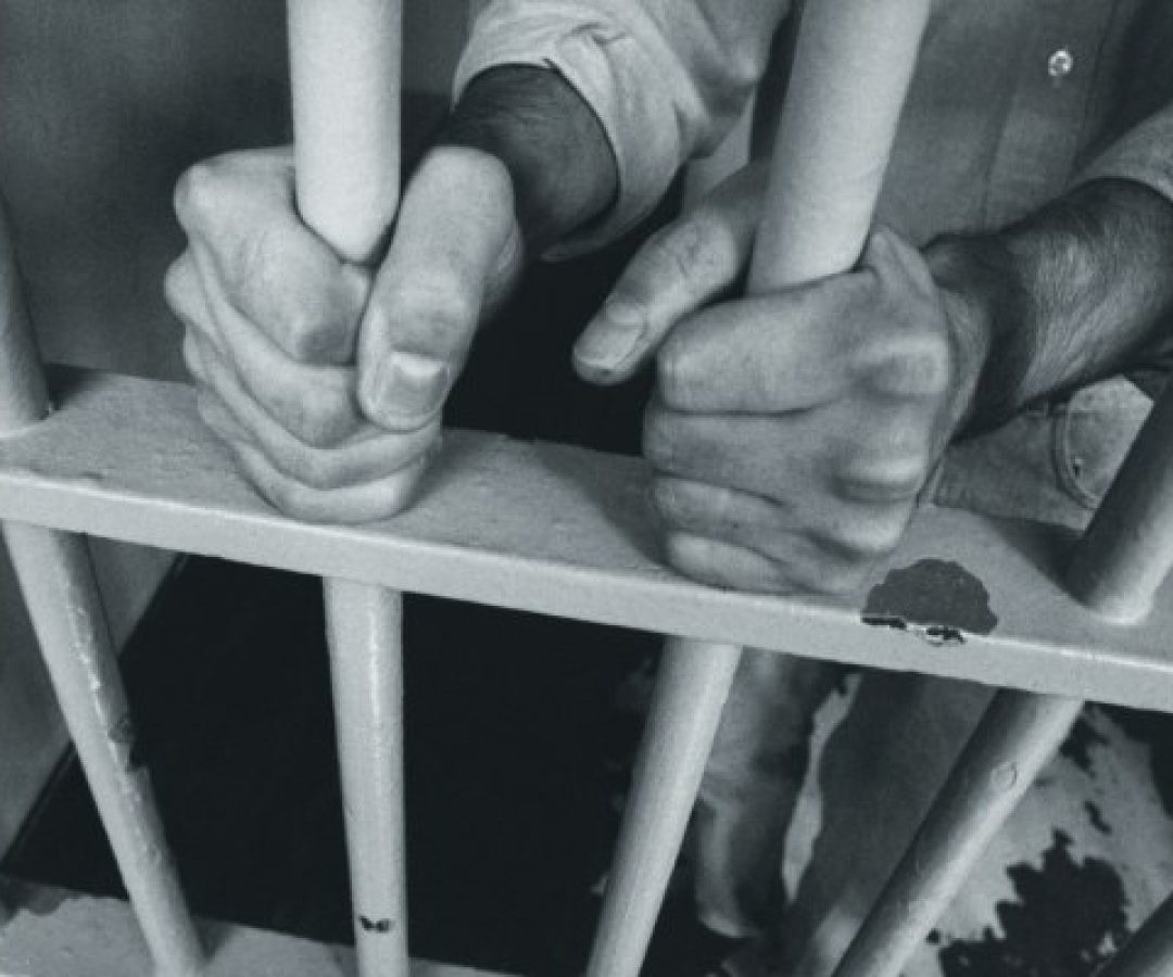 Jovem de 19 anos é preso por extorsão, invasão de dispositivo informático e armazenamento de cena de sexo de adolescente