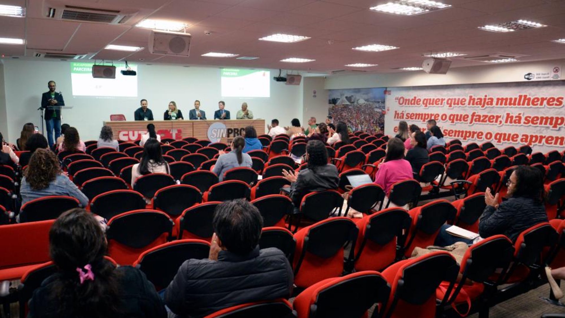 Ostomia é debatida entre profissionais, estudantes e usuários da rede de saúde do DF