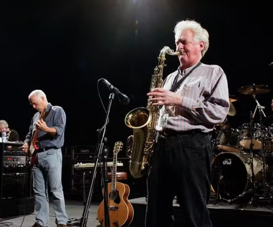 Morre Dick Parry, saxofonista célebre pelos solos com o Pink Floyd, aos 83 anos