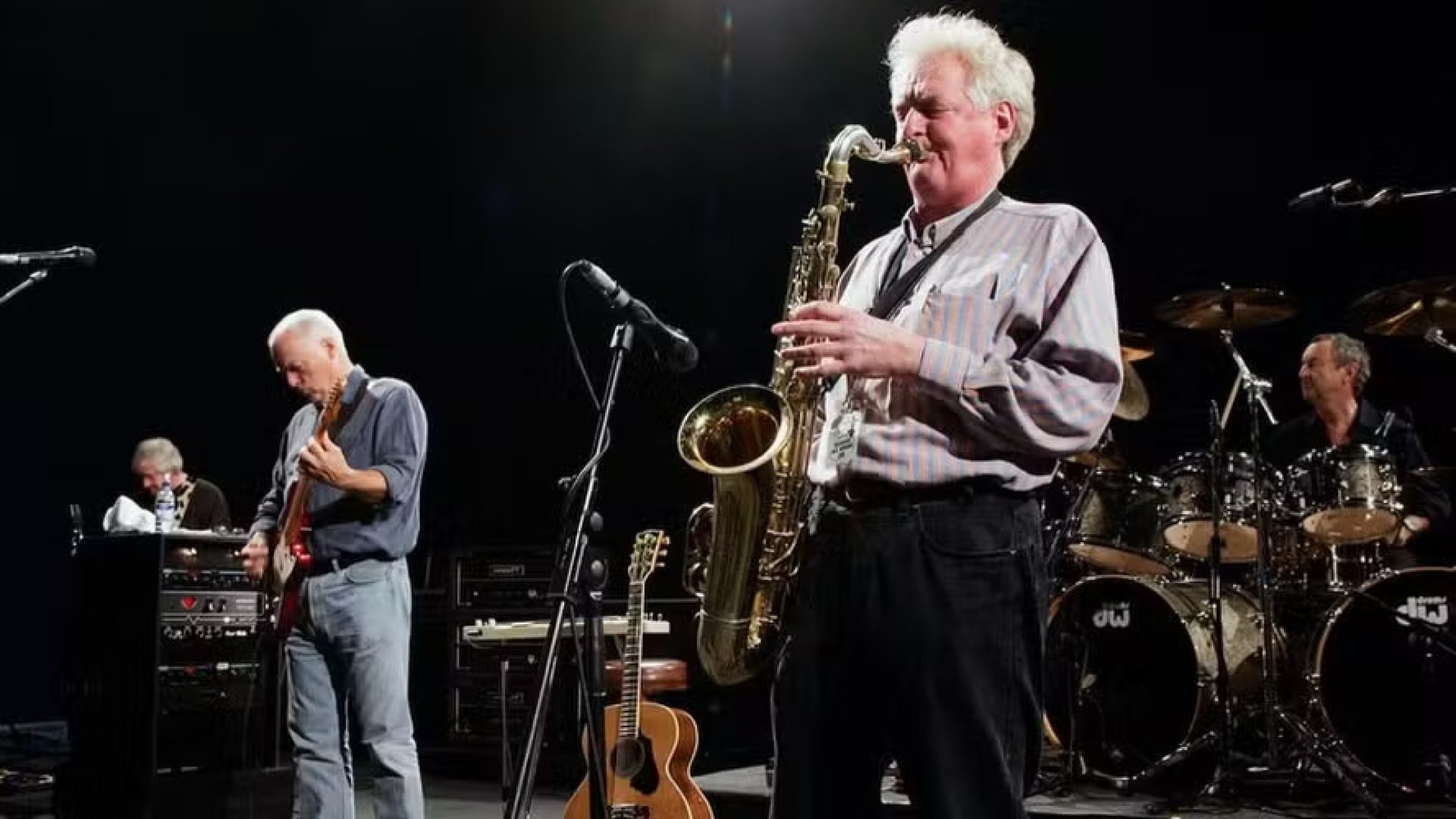 Morre Dick Parry, saxofonista célebre pelos solos com o Pink Floyd, aos 83 anos