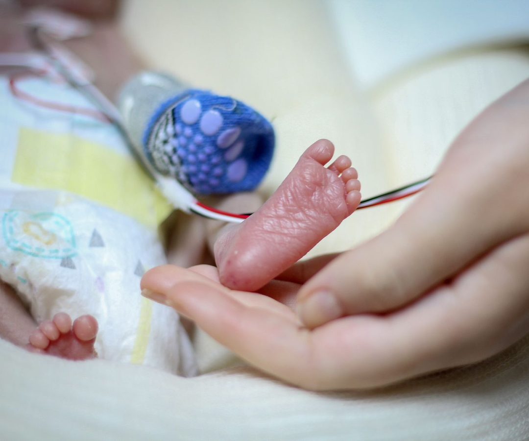 Novembro Roxo reforça a conscientização e a sensibilidade do cuidado neonatal