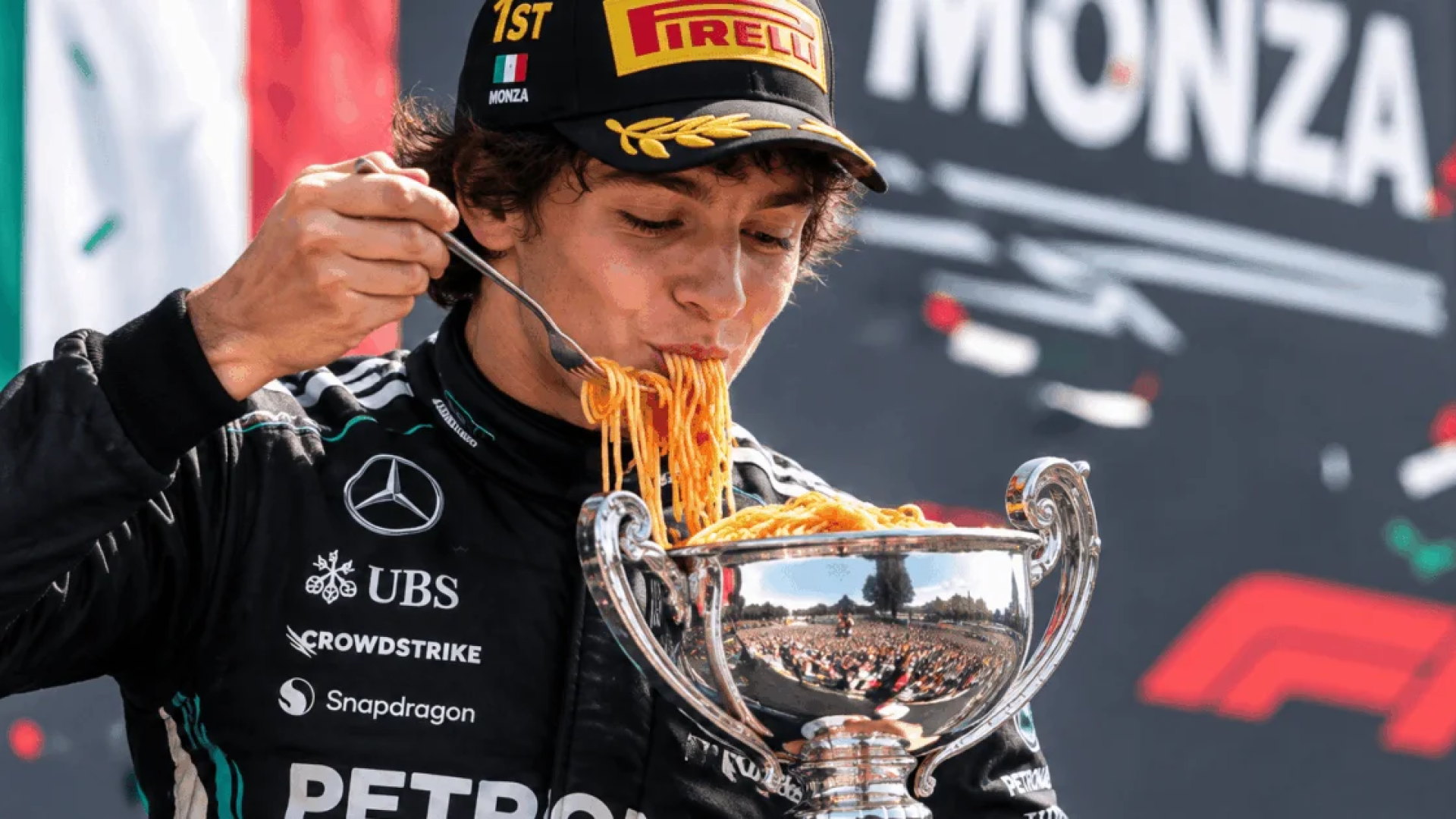 Kimi Antonelli vence GP da Itália e celebra com espaguete na taça