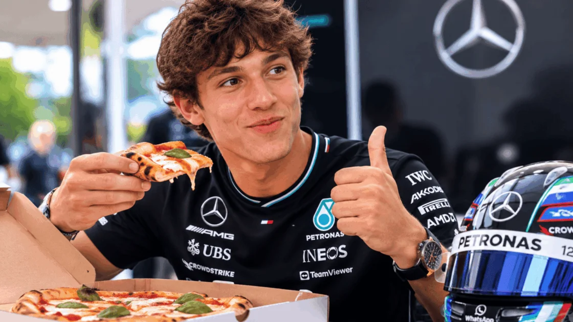 Líder da F1, Antonelli ganha pizza em sua homenagem e elogia sabor
