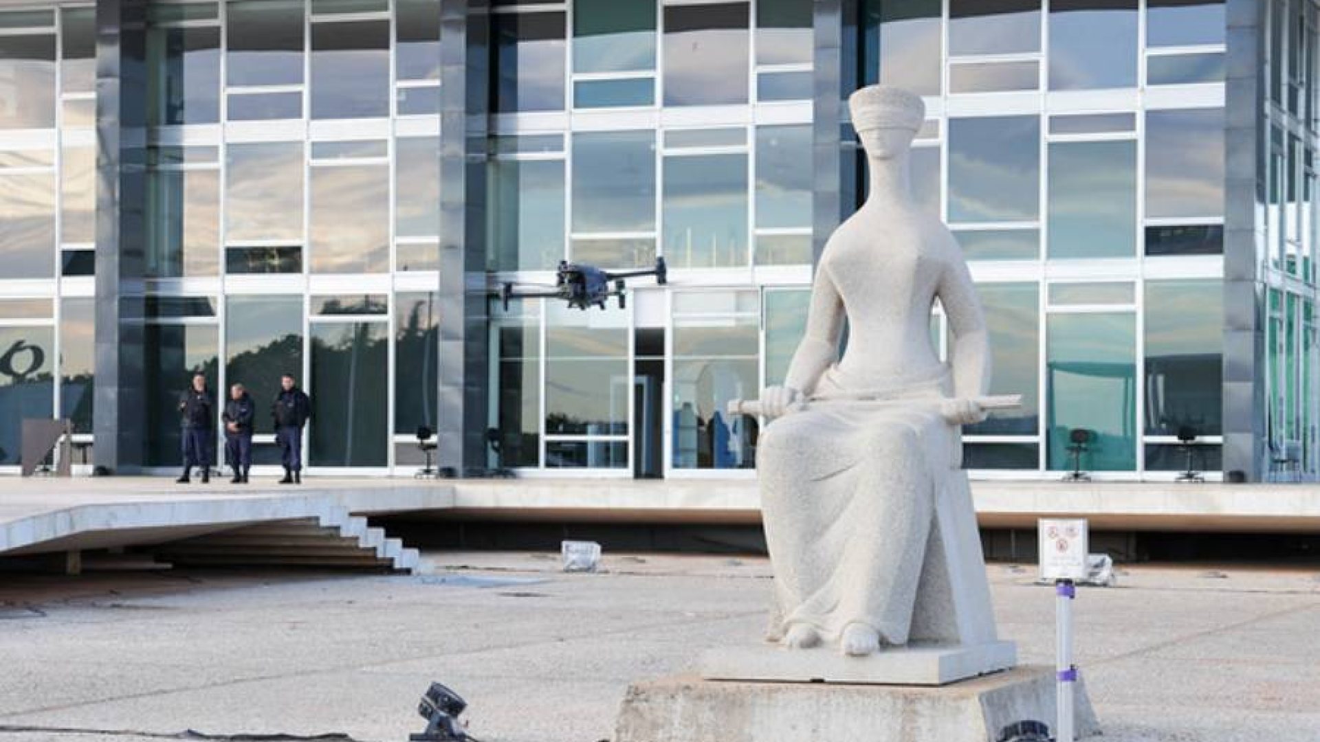 Seis ministros anteciparam aposentadoria do STF além de Barroso