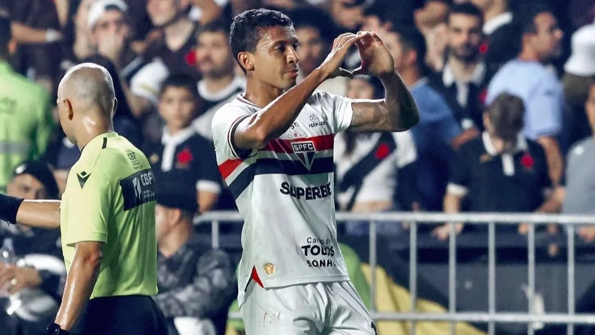 São Paulo resiste à pressão, vence o Vasco e fica mais perto do G-7 do Brasileirão