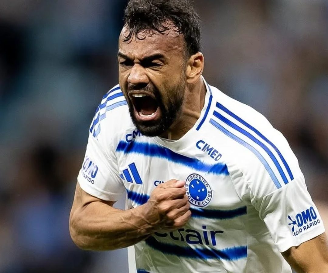 Cruzeiro vence a segunda seguida, derrota o Grêmio e segue na perseguição dos líderes