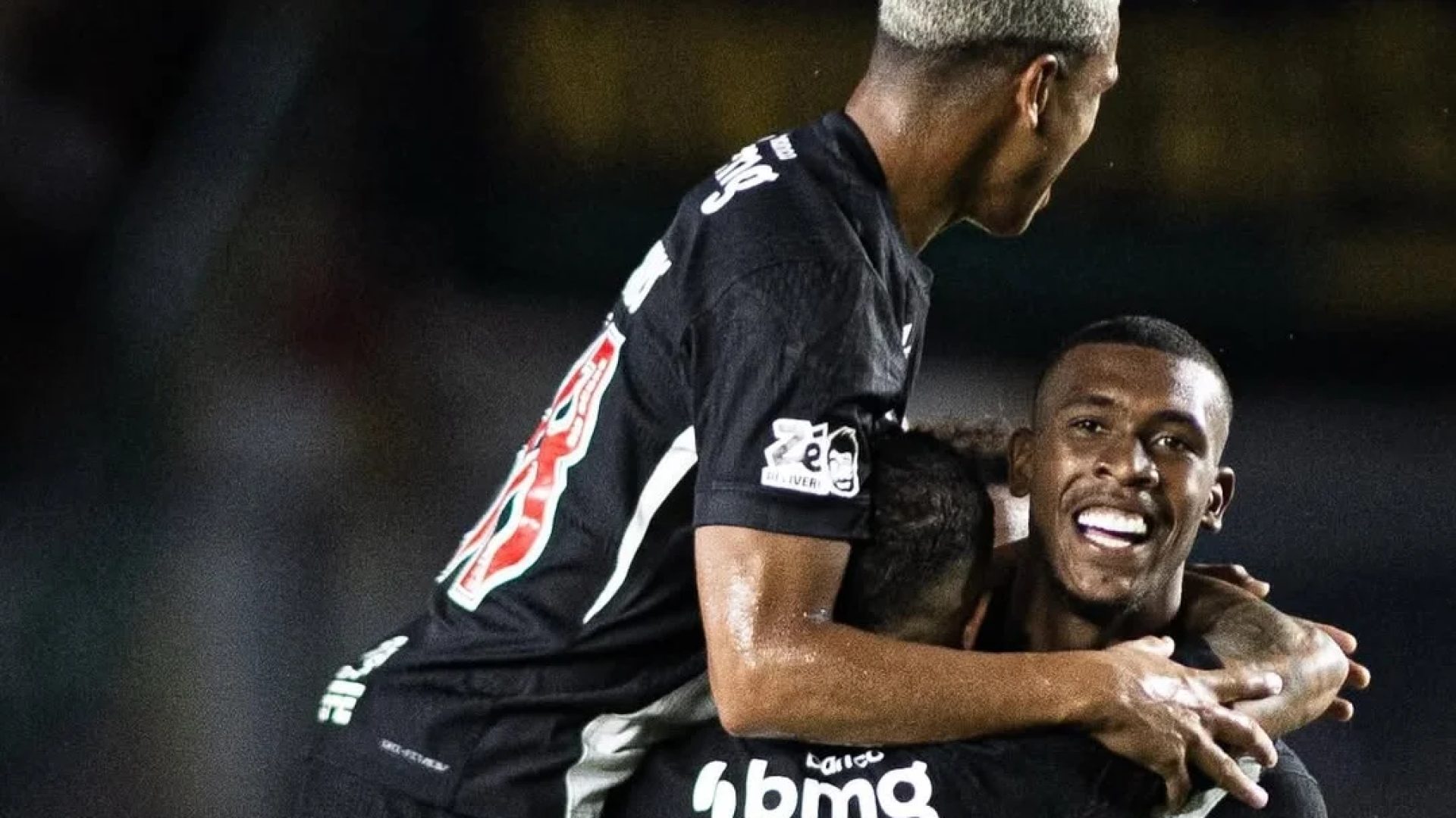 Vasco bate o Maricá na estreia do Carioca com dois de Rayan e show de Coutinho