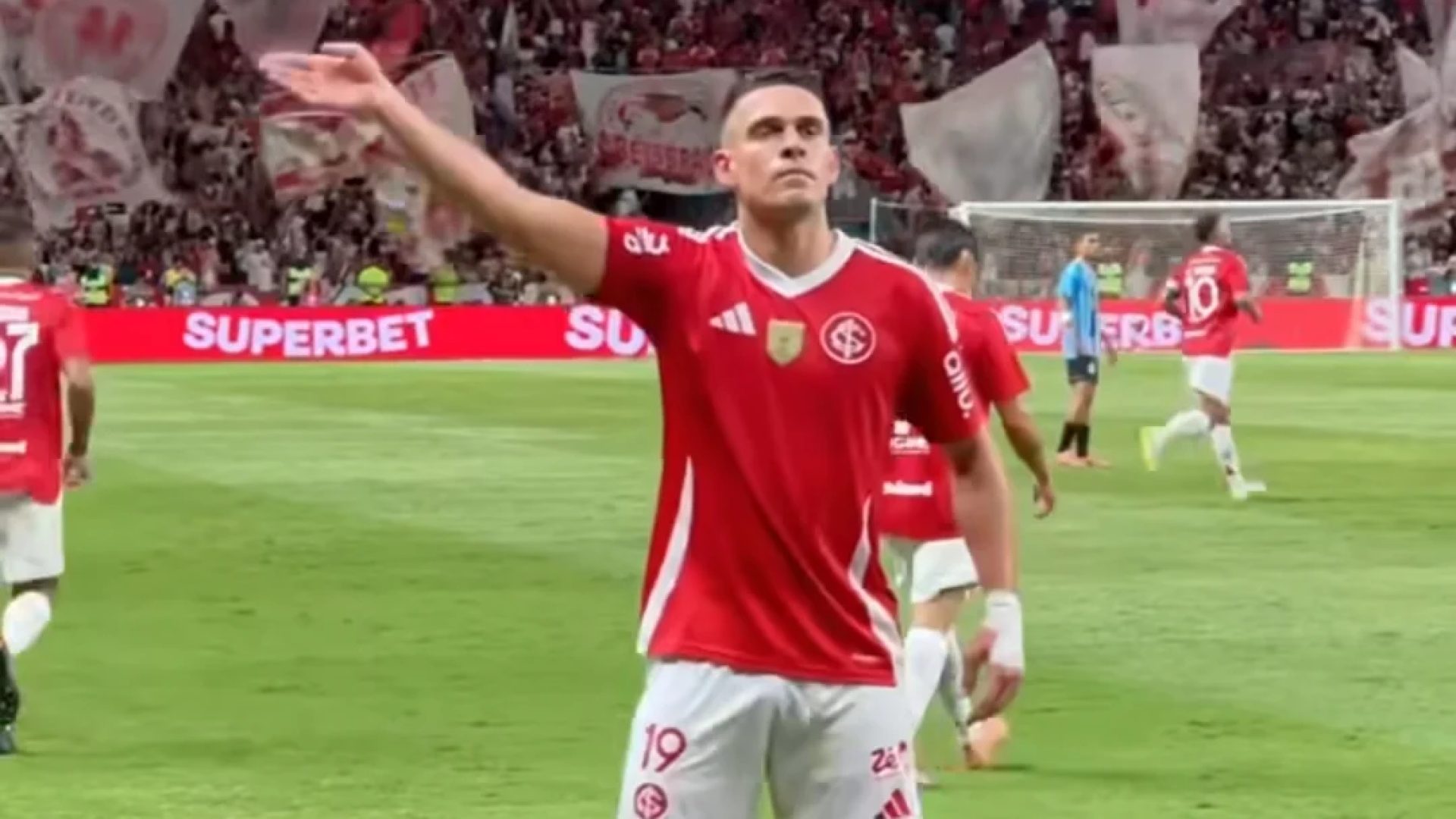 Internacional faz três gols em oito minutos e bate o Grêmio por 4 a 2 no Gauchão