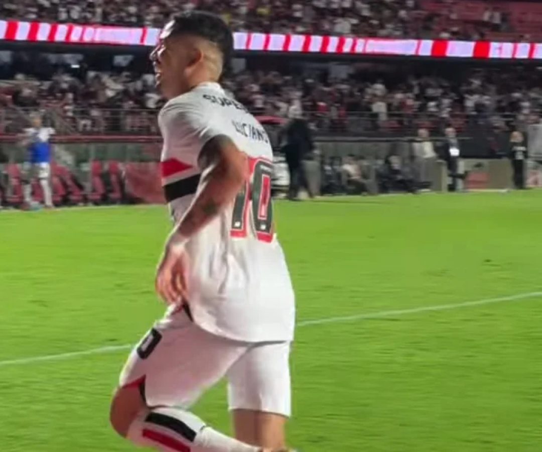 São Paulo reage em campo, vira sobre o Flamengo e estreia com vitória no Brasileirão