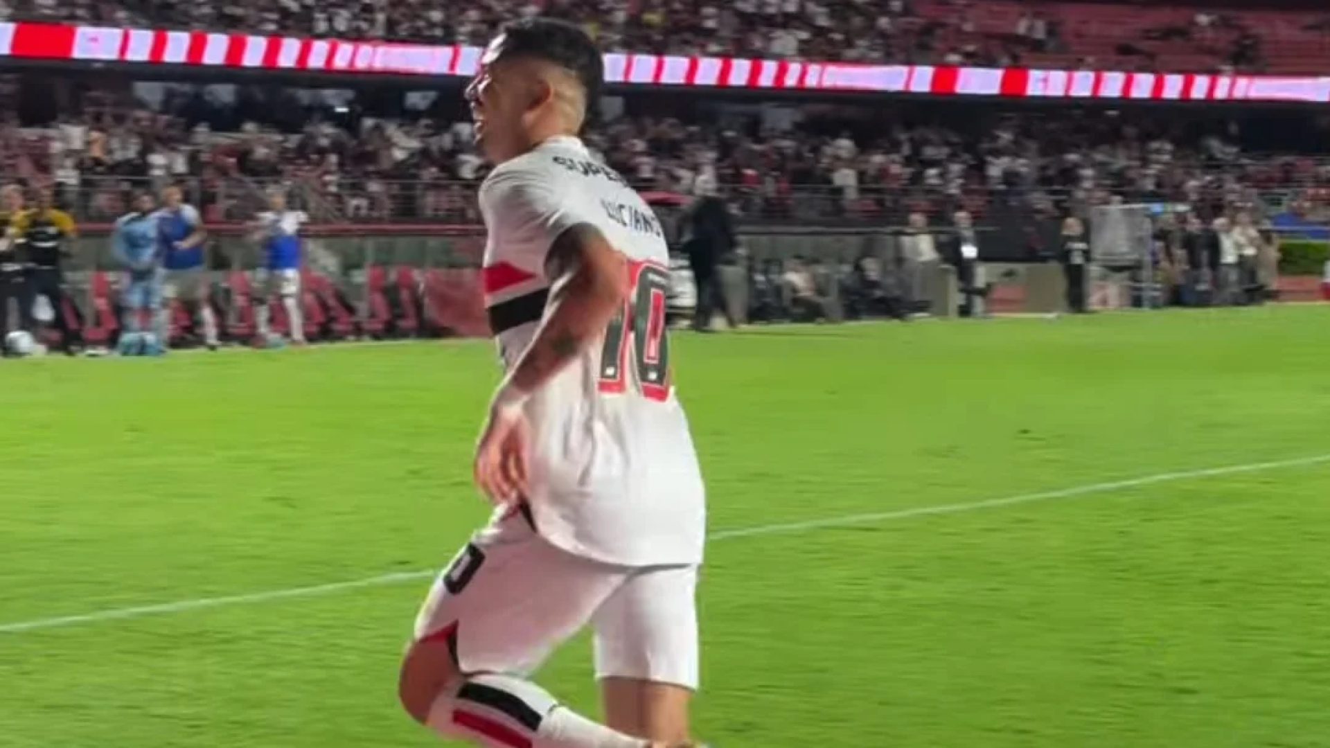São Paulo reage em campo, vira sobre o Flamengo e estreia com vitória no Brasileirão